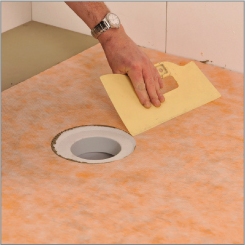 [ Recouvrement du receveur avec la natte Schlüter®-KERDI (S.P.E.C./S.E.P.I. sous Avis Technique CSTB). ]