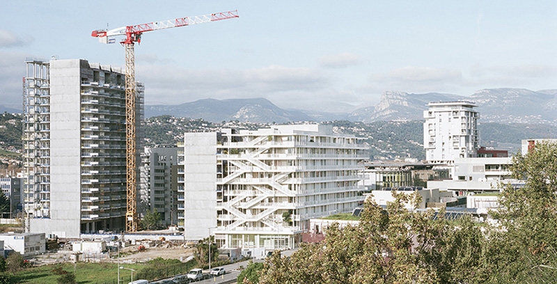 Le projet du mois - ANIS, les bureaux de demain à Nice - Pensé comme un nouveau standard de bureaux bioclimatiques, le bâtiment s'inscrit dans une démarche environnementale forte. Architectes : Nicolas Laisné et Dimitri Roussel