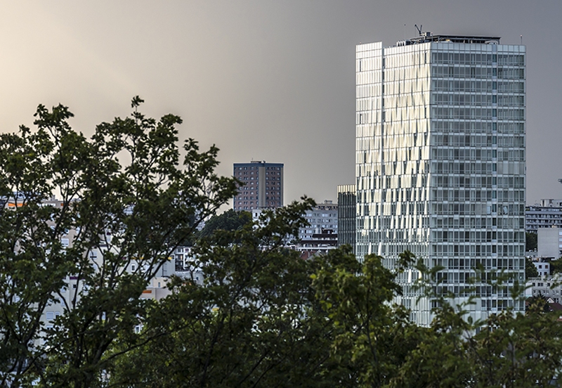 Le projet du mois - Tour ALTAS  Montreuil, un second souffle, une restructuration audacieuse - Landscale achve la transformation du btiment IGH conu dans les annes 70 par l'architecte Claude Le Goas