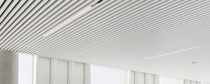 INTERALU - Le confort du Siège de Schindler à Vélizy assuré par le plafond SAPP - SAPP : chauffage, rafraîchissement, acoustique, éclairage et air neuf